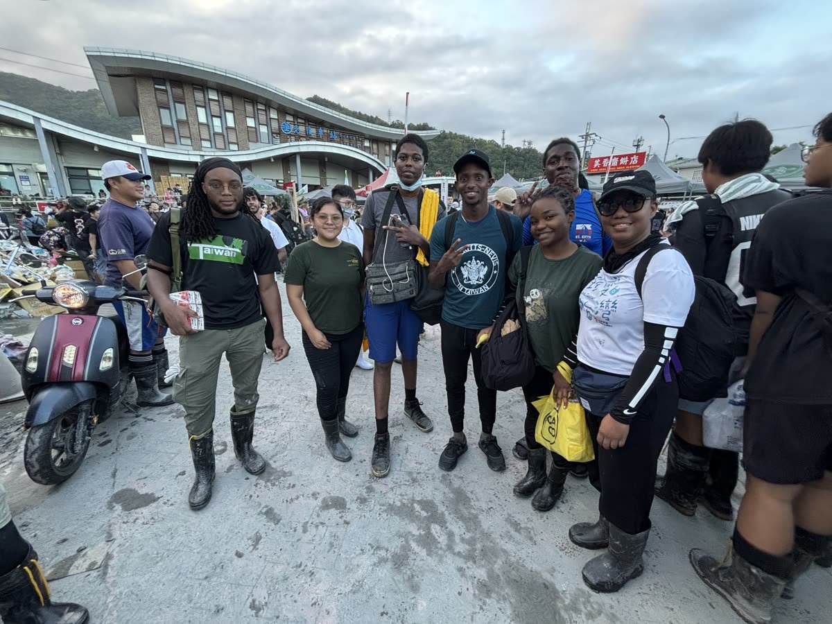 Volunteers together at the Hualien, Taiwan cleanup